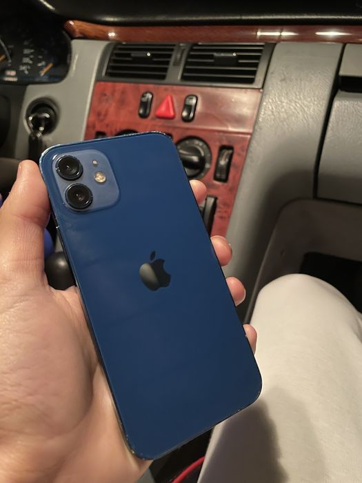 iPhone 12.