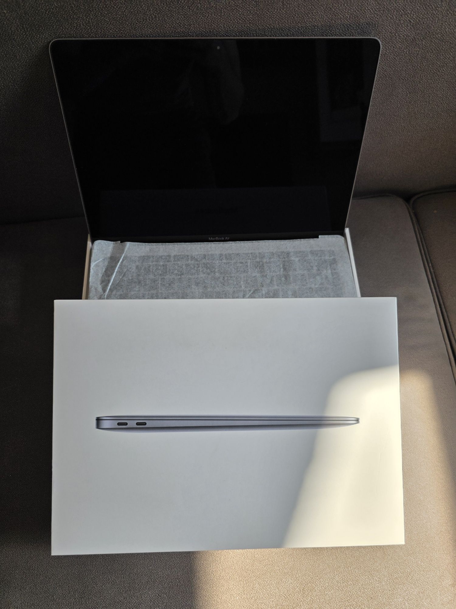 Macbook Air M1 256GB 8RAM 97% Батерия  Като НОВ Закупен края на 2023