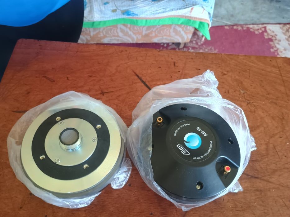 Vând o pareche de nalte drivere noi de 3 inci