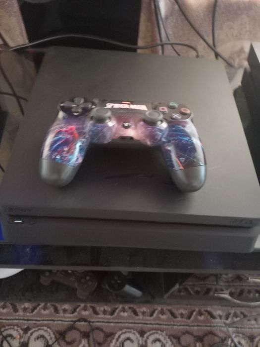 PS4 slim holati tiniq 500GB hotirasi 2 o'yin bor 1 djoystik bor plomba