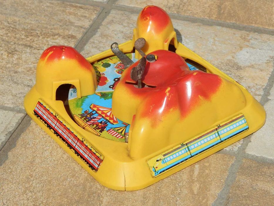 Jucarie cu cheita traseu tren tabla  (lipseste trenul) veche