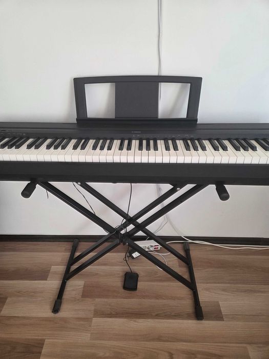 Orga 8 octave Yamaha cu stativ si pedala incluse