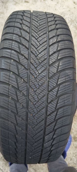 Vând 2 cauciucuri Bridgestone 225 60 R17