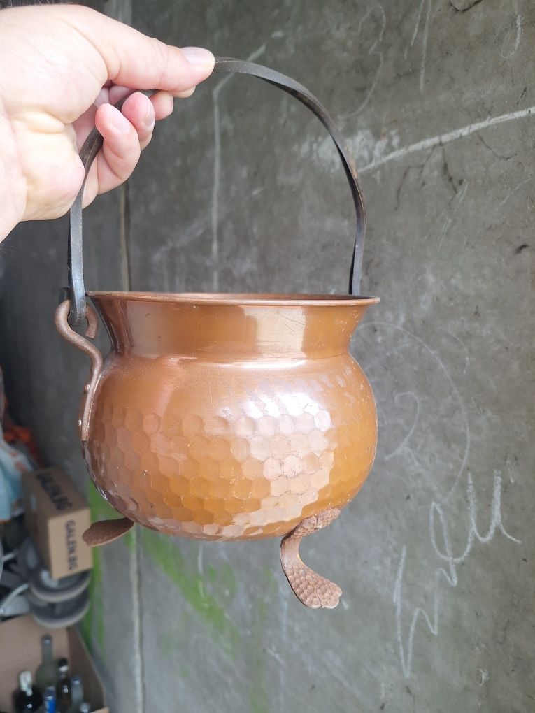 Старо котле с ковано дръжка и крачета