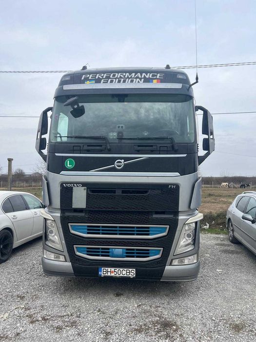 Volvo cap tractor 2016 – gri – stare foarte bună, gata de lucru