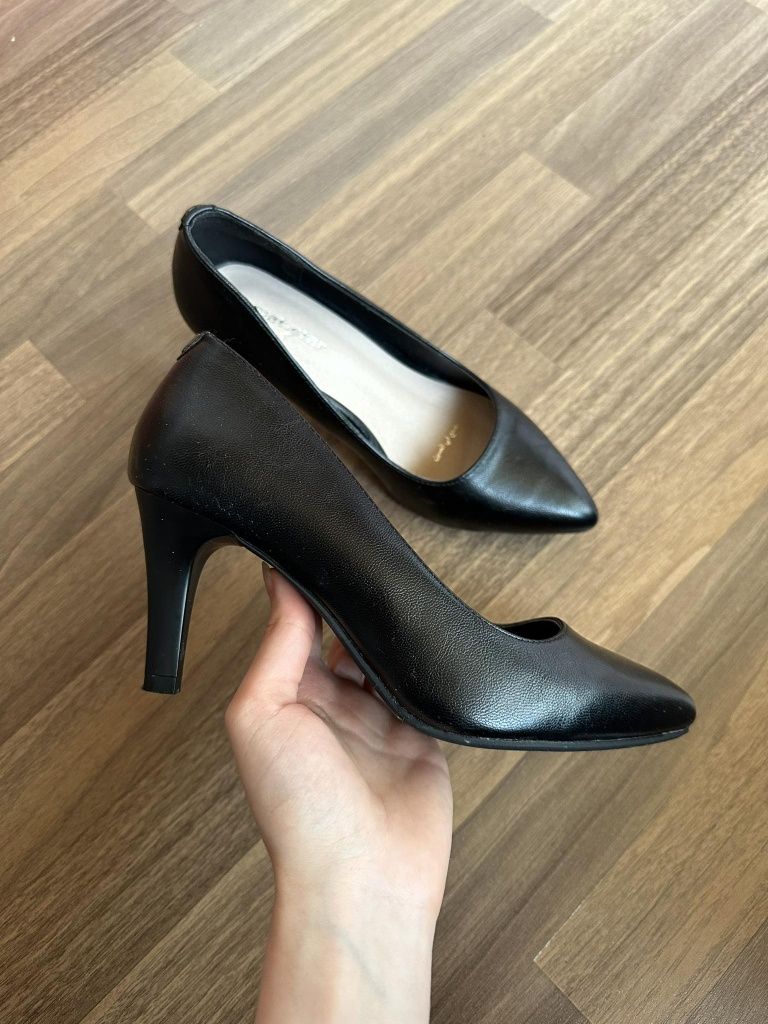 Черни обувки на токчета