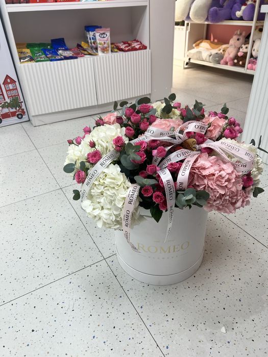 Огромный нежный букет в корзине