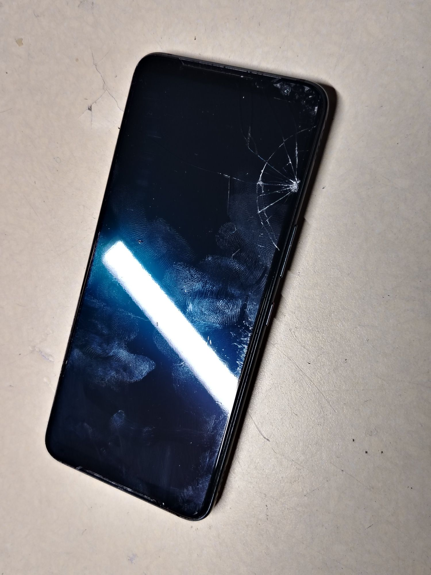 Asus rog Phone 3 strix perfect funcțional cu display spart