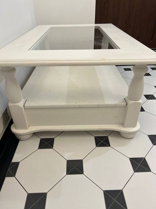 Masă lemn masiv albă, model deosebit în stare bună