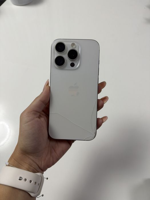 iPhone 15 Pro 256 GB Alb – stare foarte bună, mic defect spate