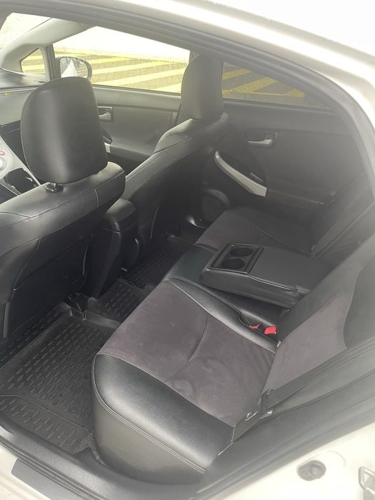 Vand doua Toyota  prius 2012 cu Gpl si alta 2010 fara gpl