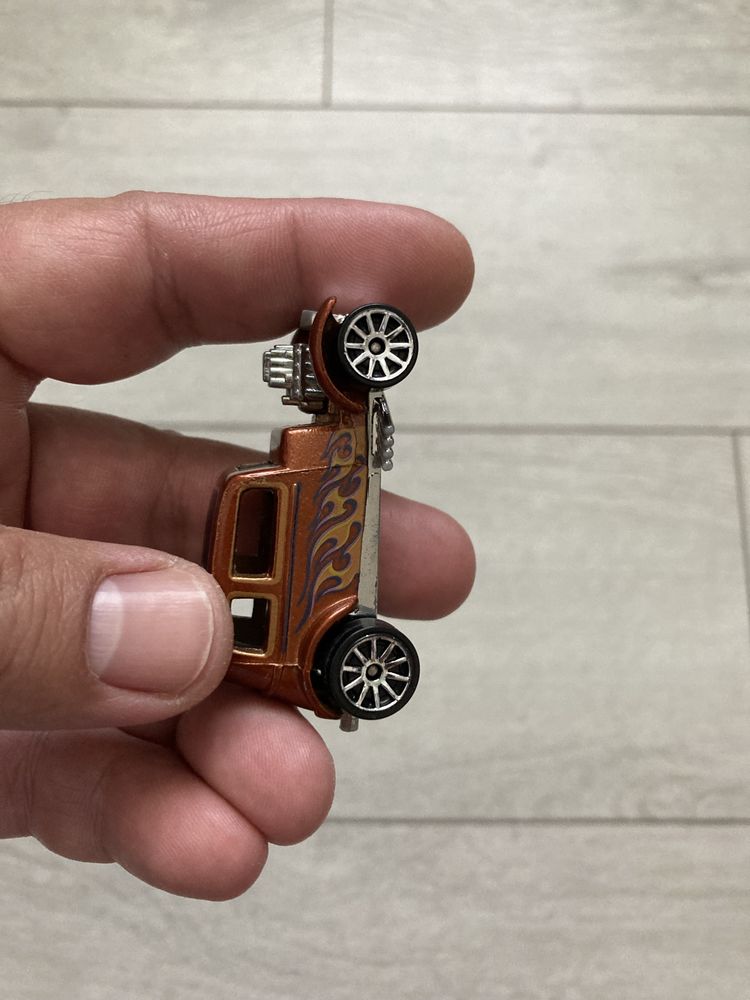 Vand masinuta machetuta metalica Ford Vicky Hotwheels