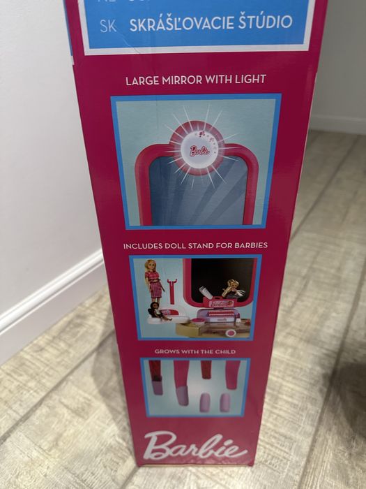 Jucarie Set masuta machiaj/infrunusetare Barbie