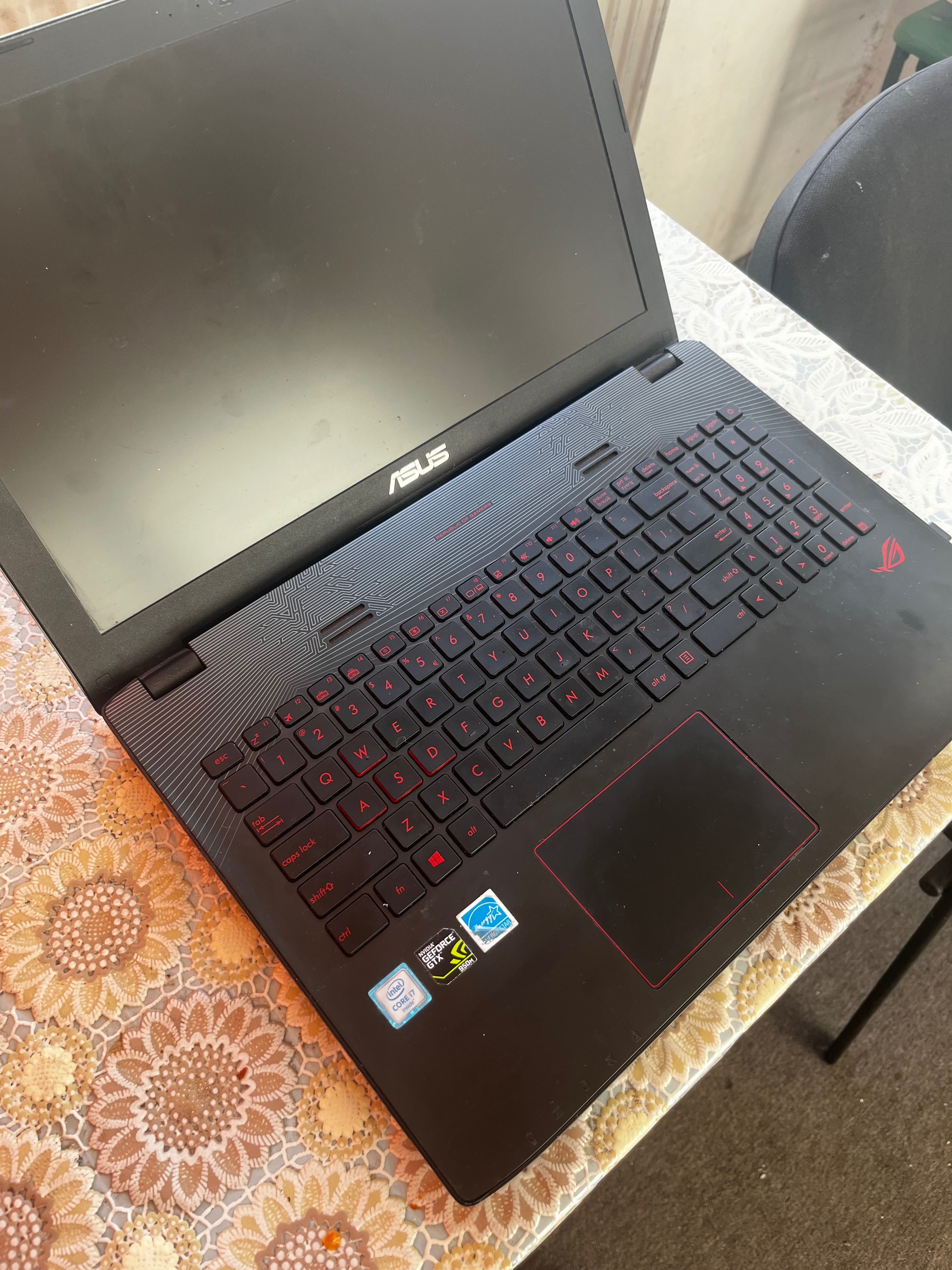 Vând laptop de gaming Asus I7 16 gb RAM și 1200 gb memorie internă