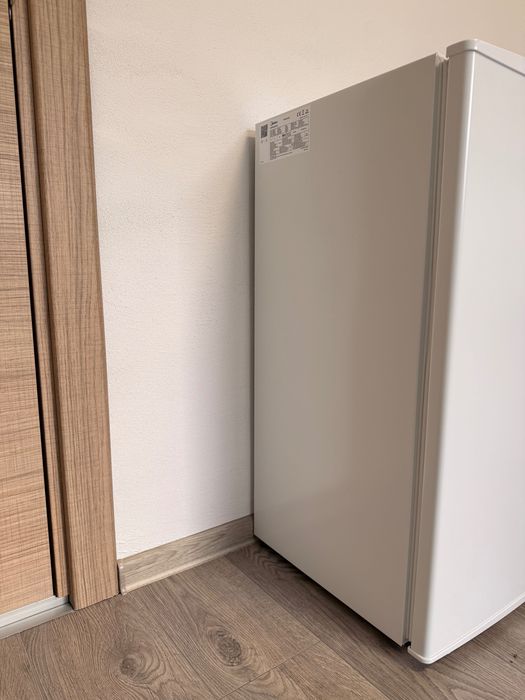 Малък хладилник Midea