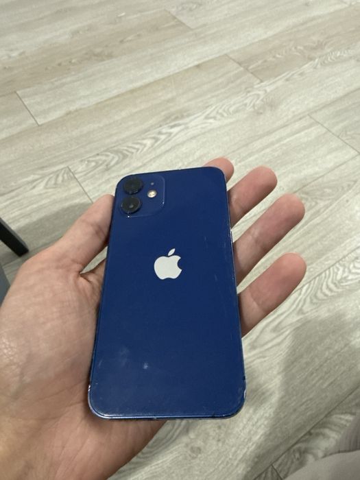 Iphone 12 mini putin spart pe spate