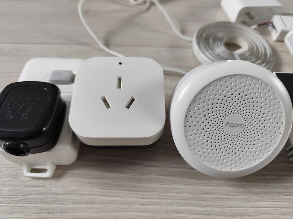 Aqara senzor prezenta FP2,  prize hub AC, senzori, intrerupatoare