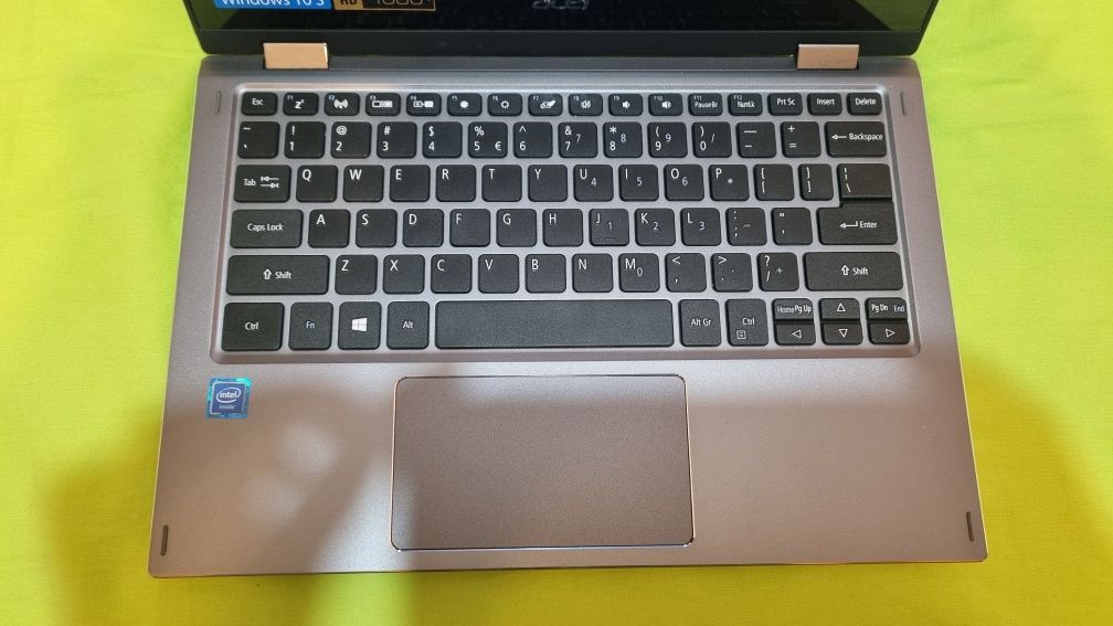 Laptop ACER cu touchscreen