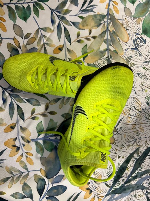 Маратонки Nike за футбол