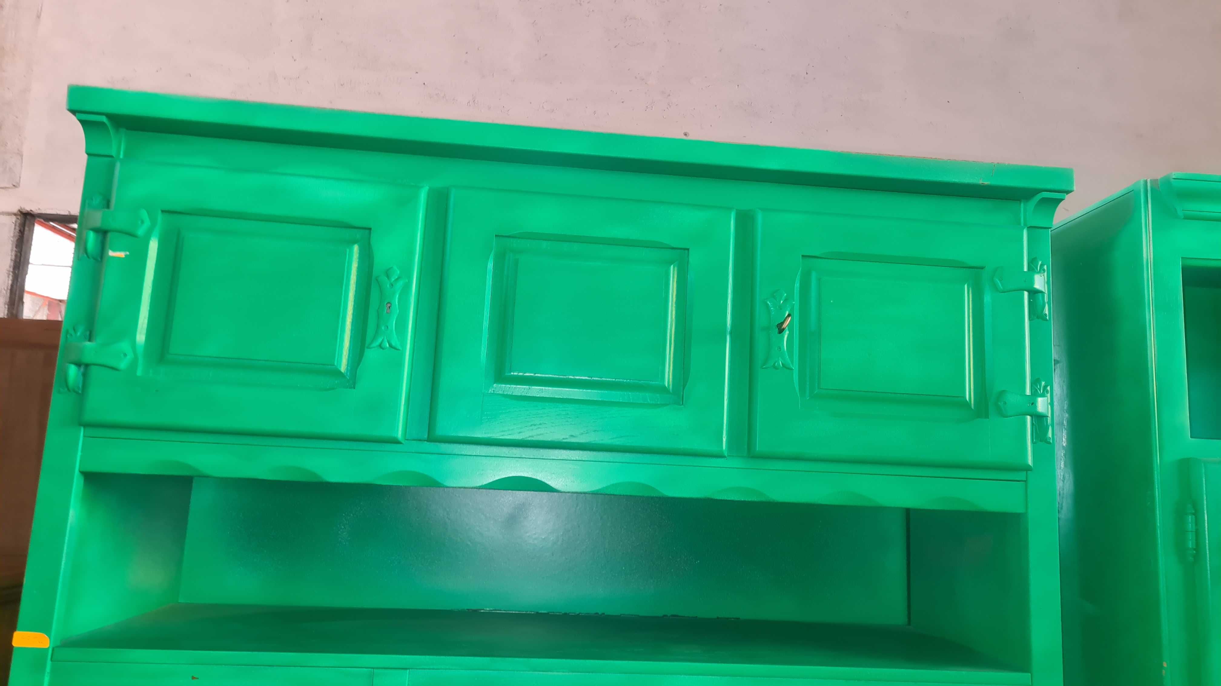 Зелен шкаф бюфет на 2 части  внос от Европа