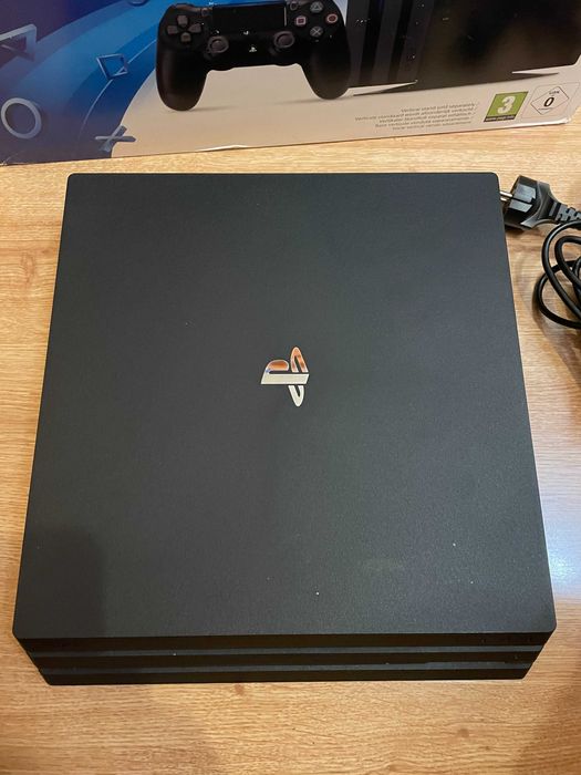 PlayStation 4 PRO 1TB, два джойстика, оригинална опаковка