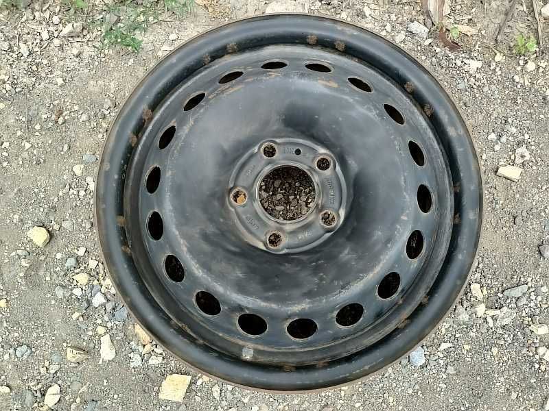 Продам оригинальный металлический диск на автомашину Saab 900