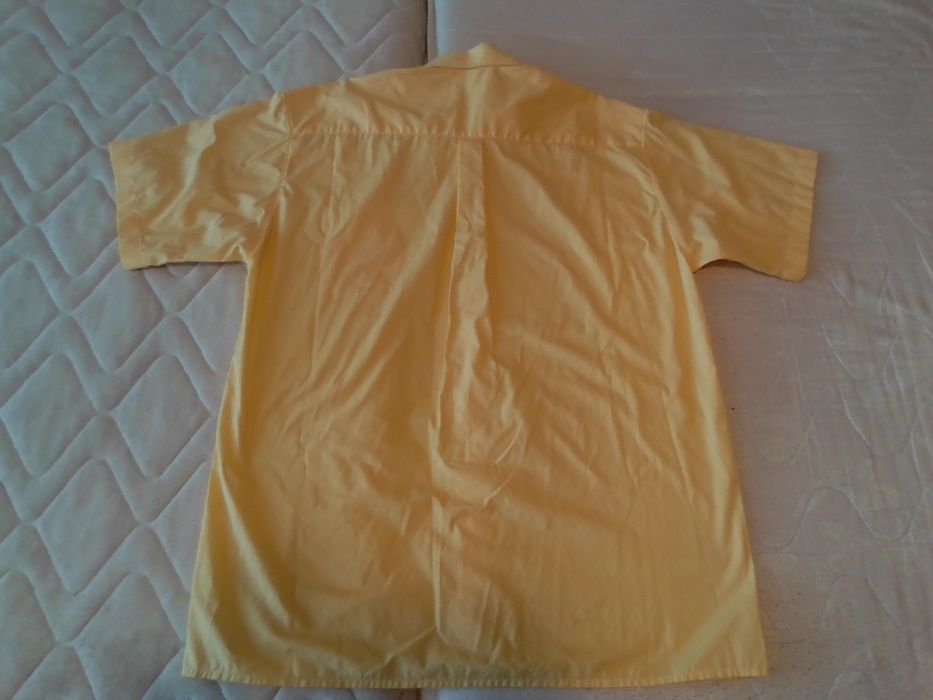 Продавам риза с къс ръкав.