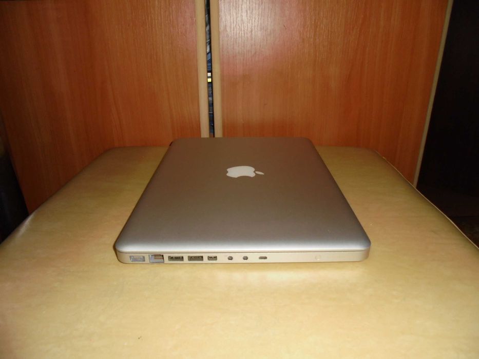 Apple MacBook Air 13-inch,8GB,DD3,2,4-Ghz.Pret-900 Lei  .
