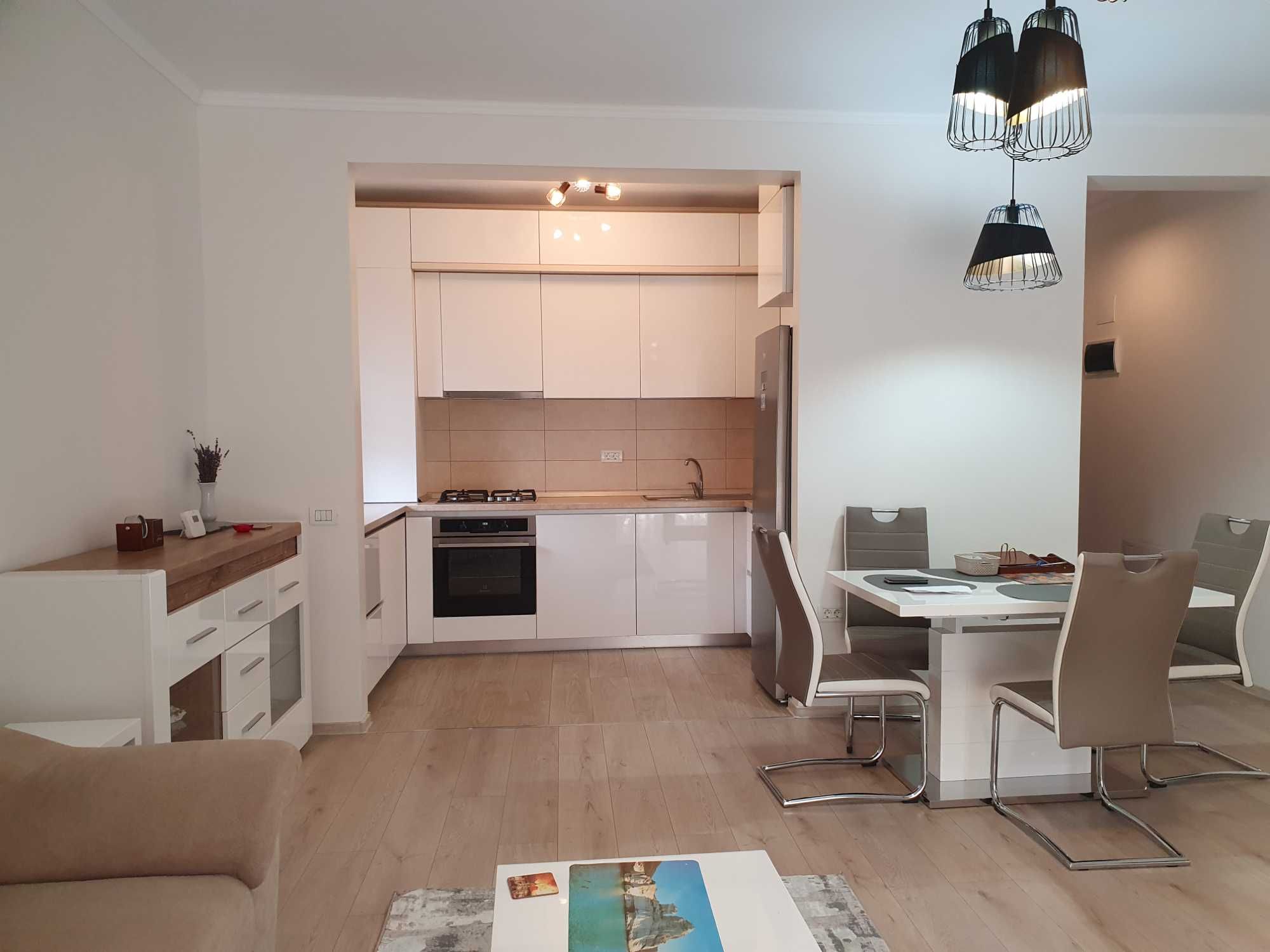 Inchiriez apartament 3 camere cu  gradina si doua locuri de parcare