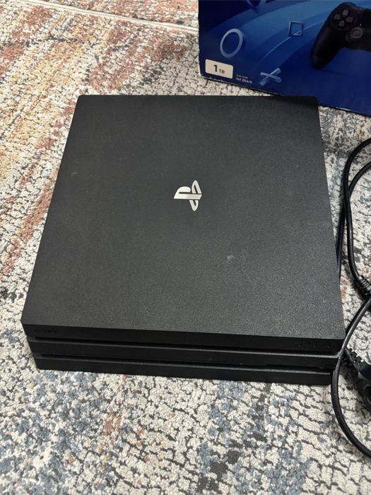 Vand PS4 Pro 1TB