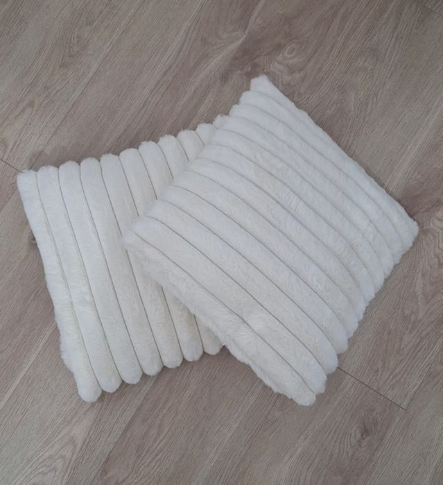 Set 2 pernițe pufoase noi ,35/35 cm