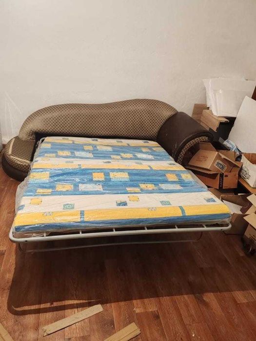 Большая диван-раскладушка,  шкаф зеркальный навесной,  пылесос,  модем