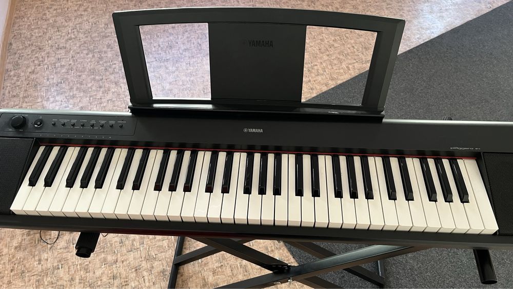 Продается синтезатор yamaha, подставка в подарок