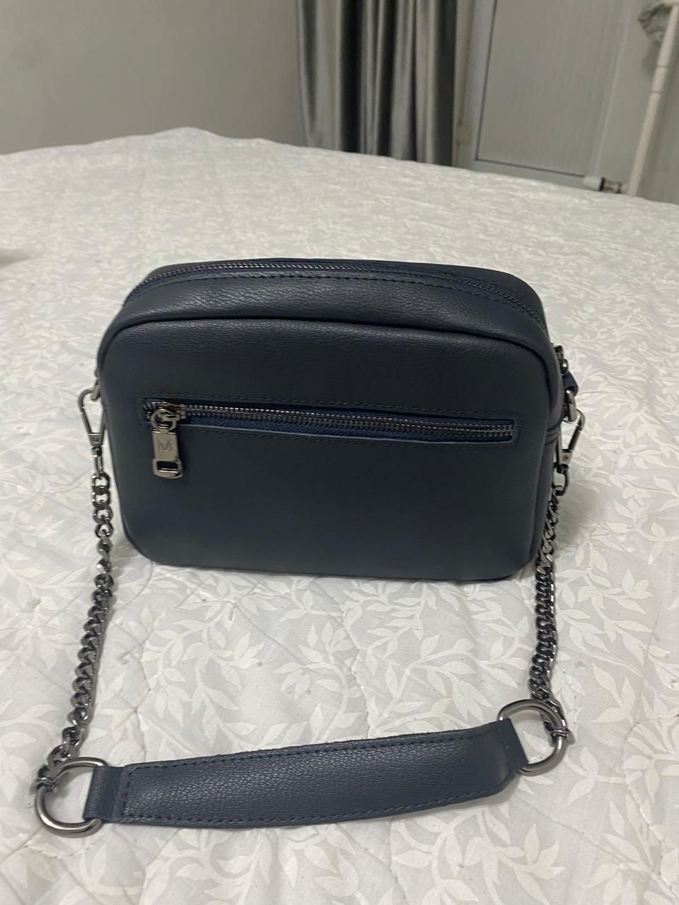 Продам сумочку темно синего цвета, внутри один отдел, 2 ремешка в комп