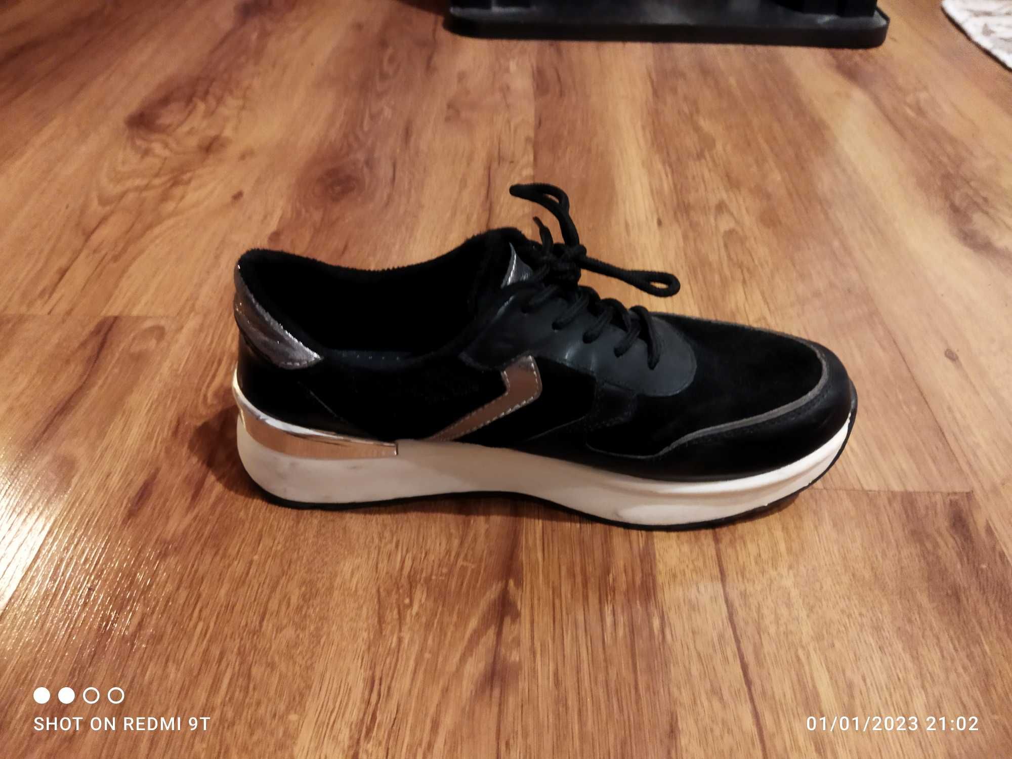 Черни обувки тип маратонки
