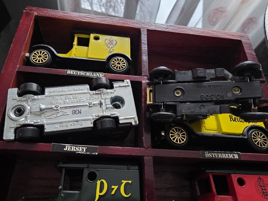 Masinute de colectie pe suport 1:43 Corgi