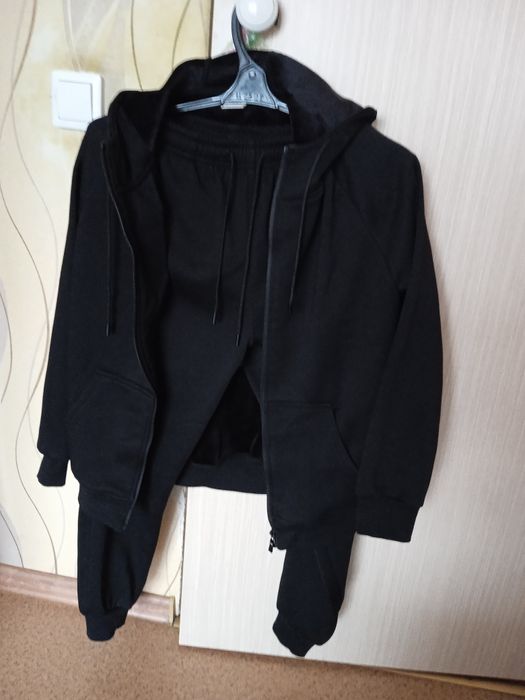 Продам спортивный костюм.