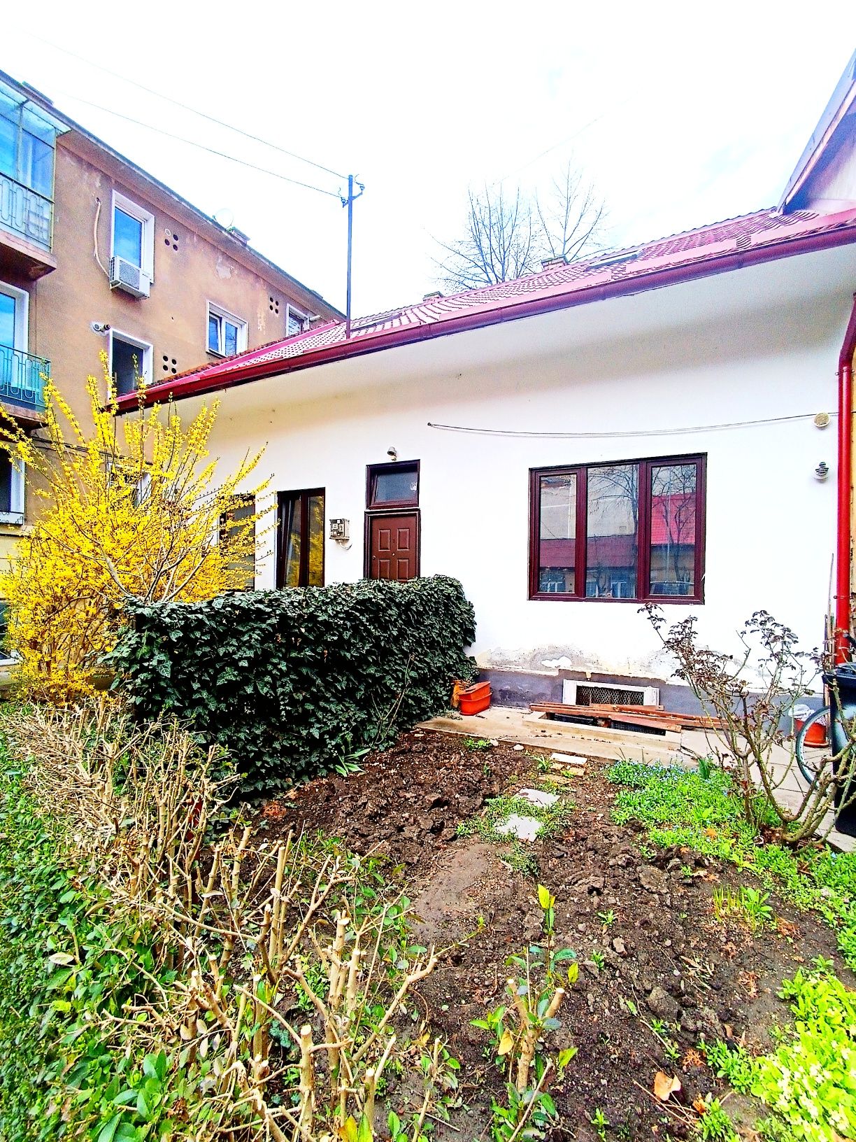 Ap format din 2 garsoniere la casa 64mp+teren 85mp+pivniță HOREA