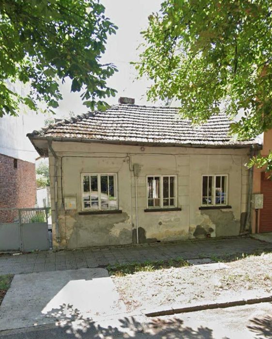 Продавам къща с двор