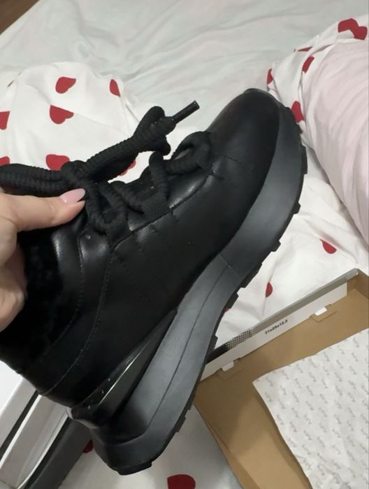 Продам кожанные зимние кроссовки