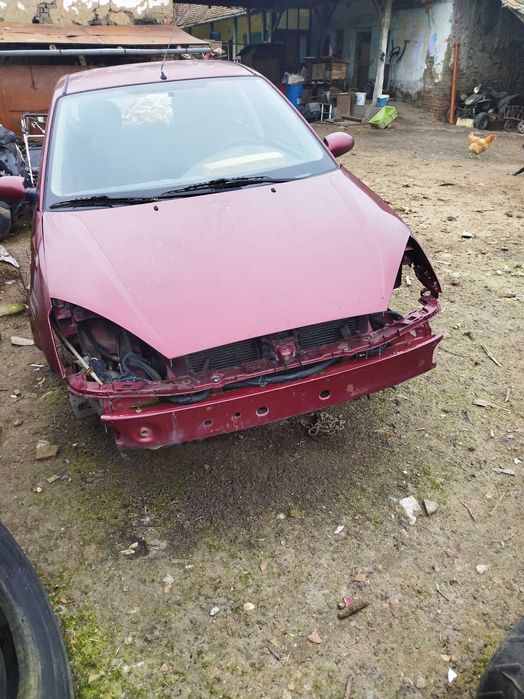 Vînd 2 cauciucuri cu jante Ford focus desmembrez mașină focus an2002
