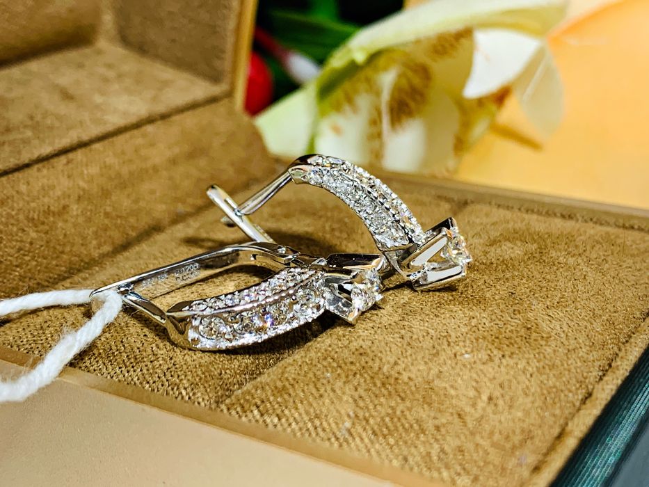 Изящные золотые серьги с бриллиантами