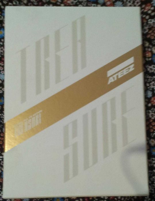 Колекционерски K pop албуми, картички и други в снимките