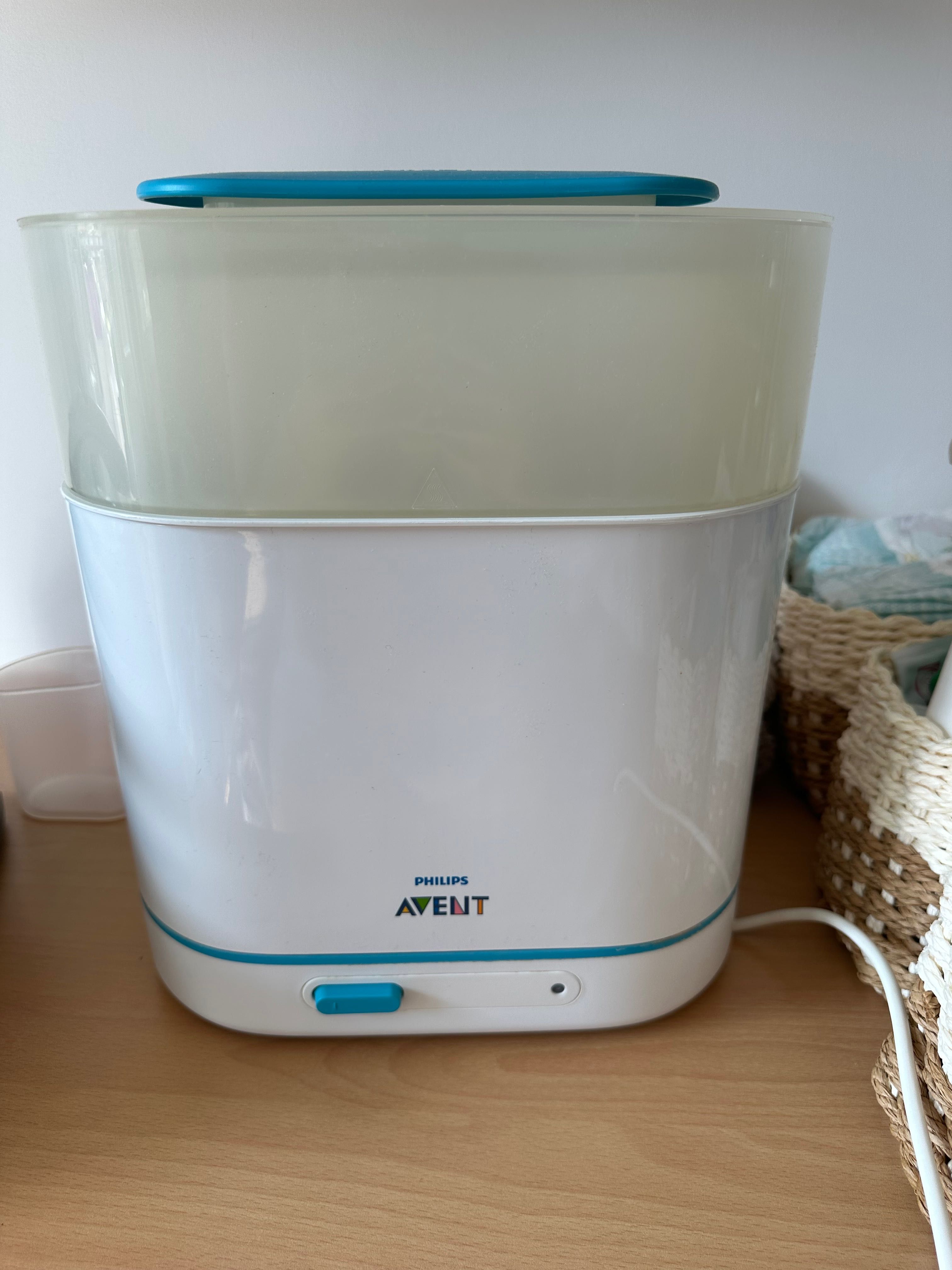 Стерилизатор Philips Avent – напълно почистен, без забележки.