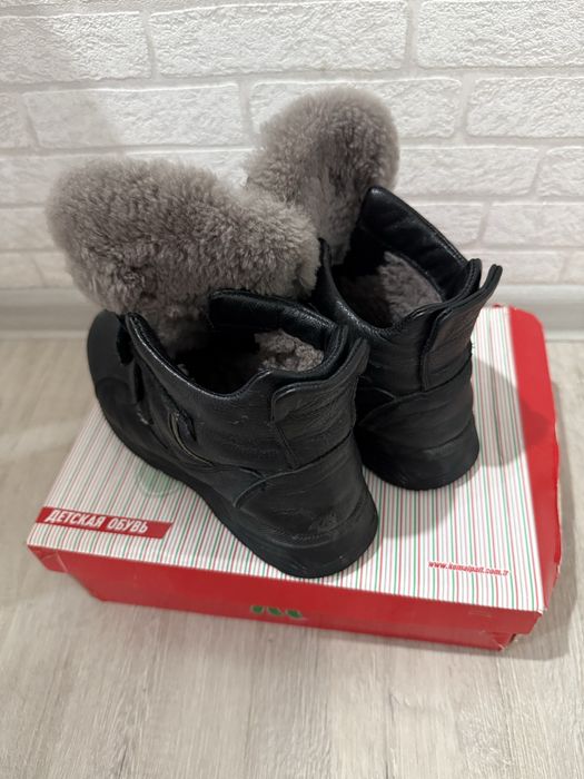 Продам подростковую зимнии обувь из натурального кожа и меха за 10000