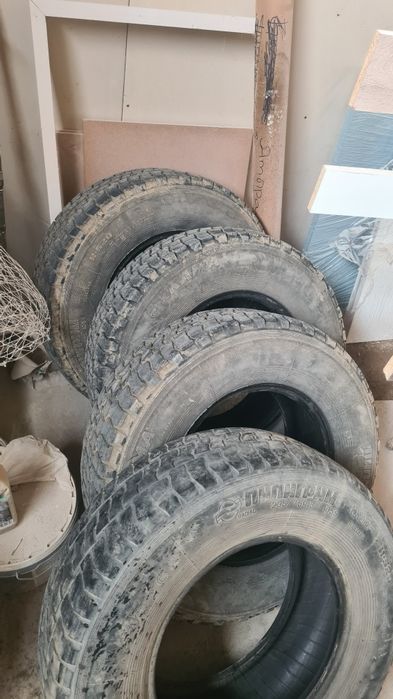 Продам шины б/у 235/75/15