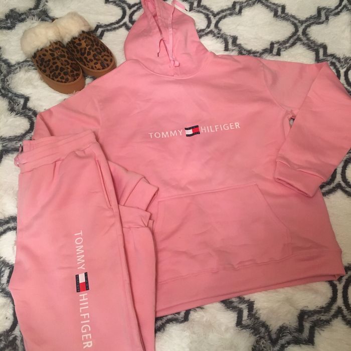 Женский спортивный комплект и угги