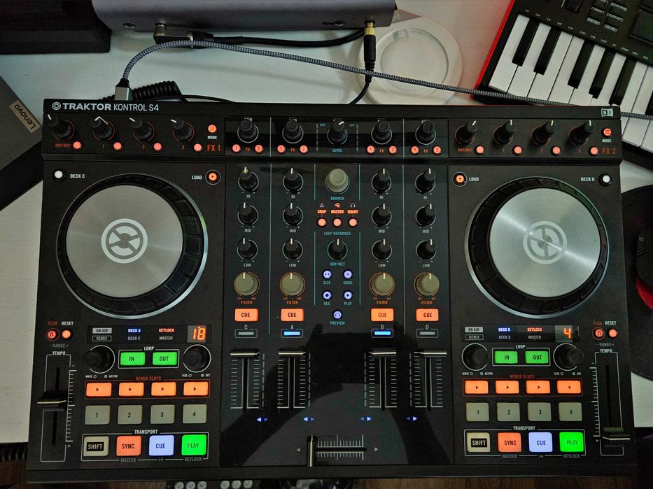 Traktor S4 Mk2 Native Instruments Consola Dj (pentru piese, defect)