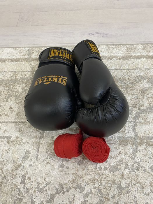 Боксерские перчатки 10 р. и бинт 4 метр