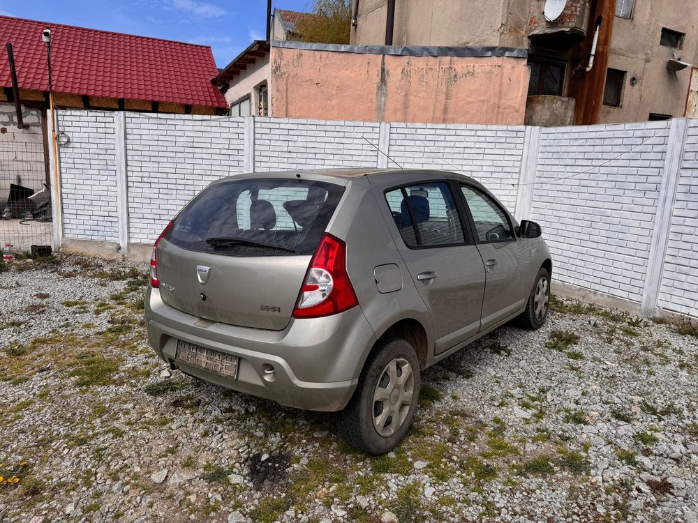 Dezmembrez Dacia Sandero 1.6 benzina 2009